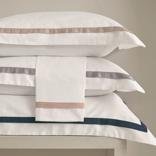 Almofada Trussardi 300 Fios Cetim 100% Algodão Egípcio Vercelli Branco/Nocciola 60cm x 60cm