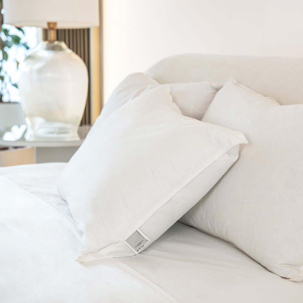 Travesseiro Trussardi 233 fios 100% Pluma de Ganso 50 x 90cm